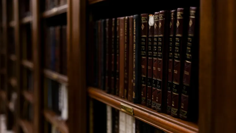 Regal mit Gesetzbüchern