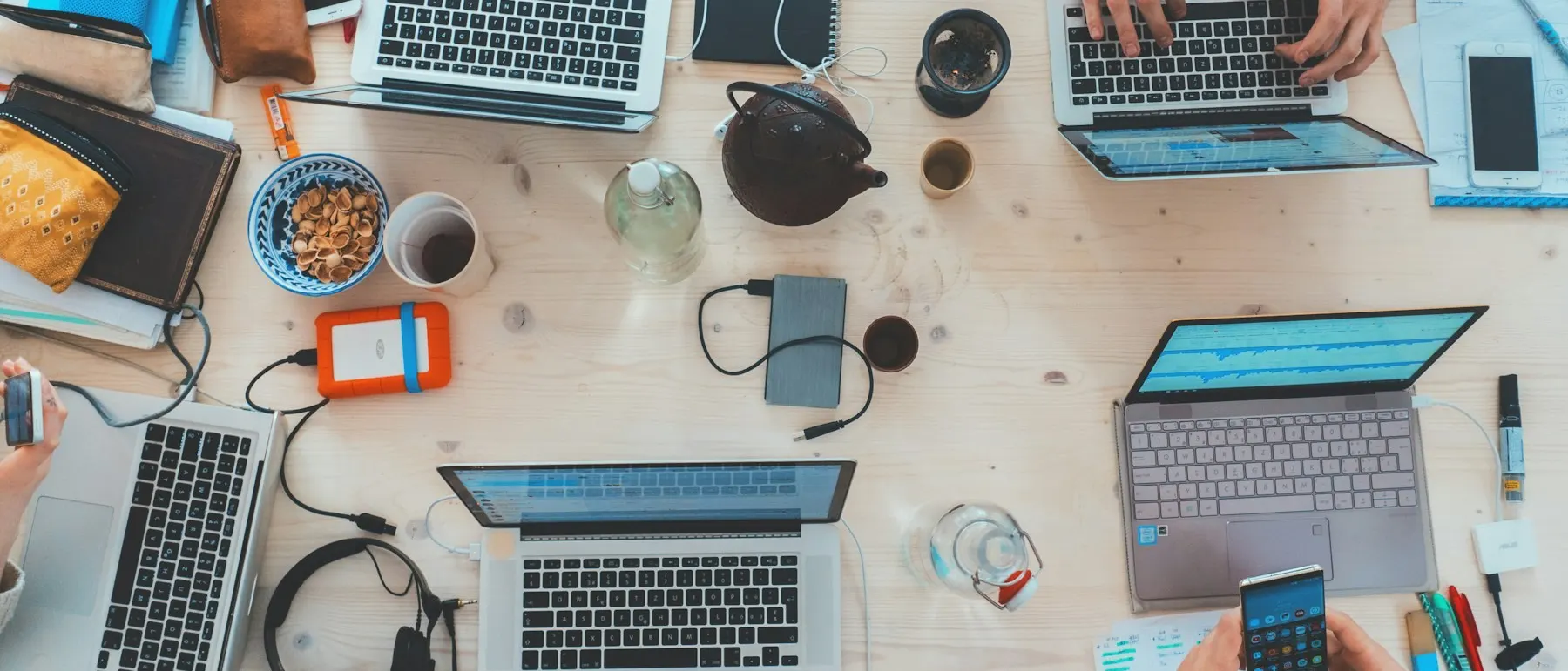 Arbeitstisch mit Laptops von oben