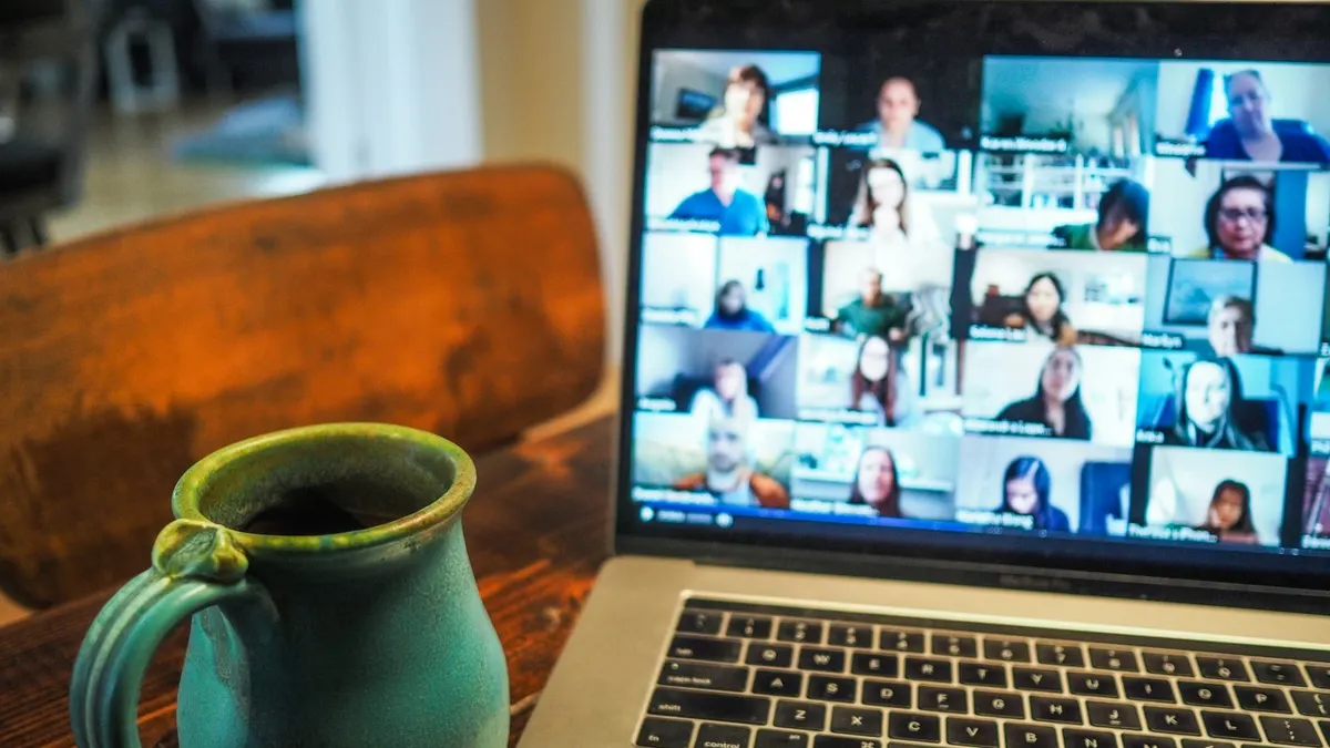 Laptop mit Online-Unterricht