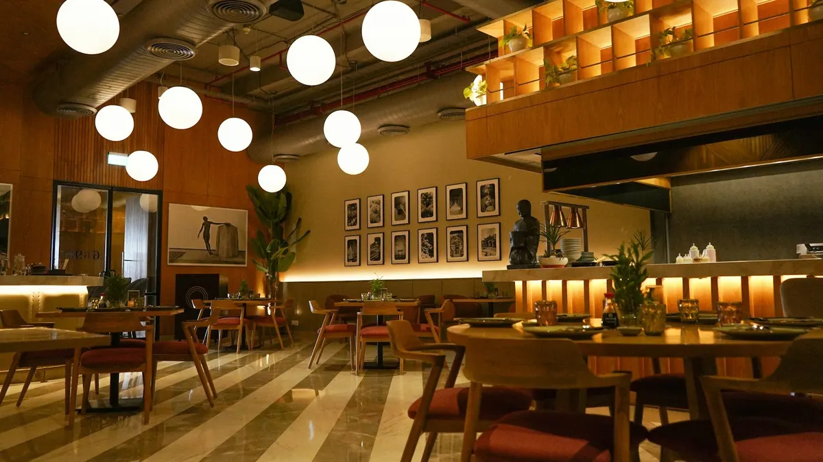 Restaurant mit warmem Licht
