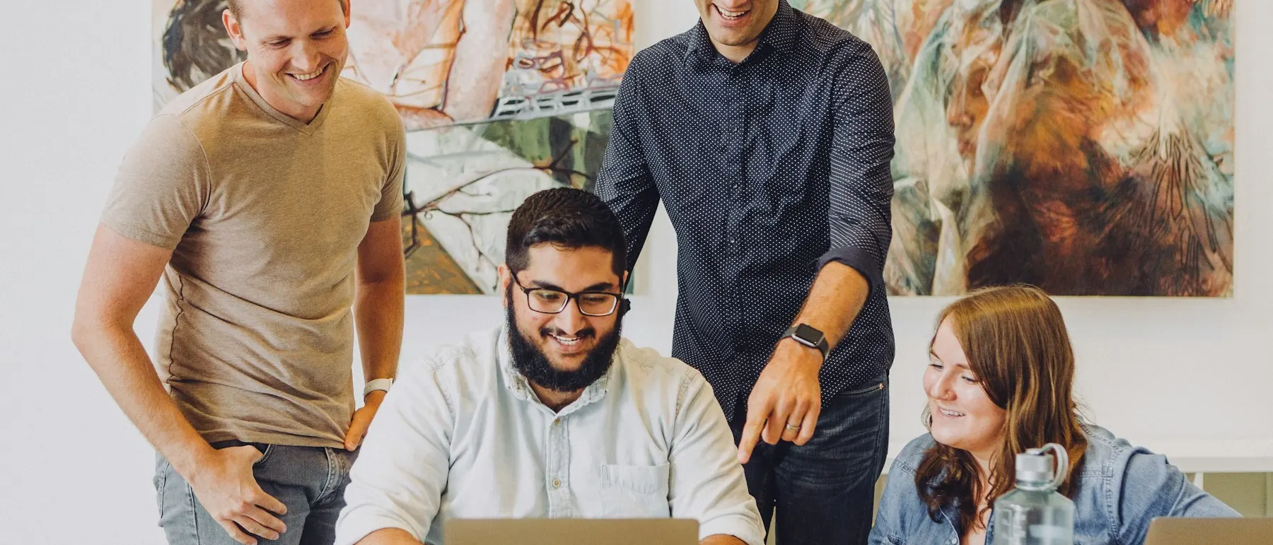 Team arbeitet gemeinsam am Laptop