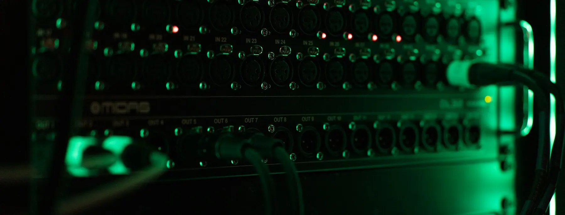 Server mit grünen Statuslichtern